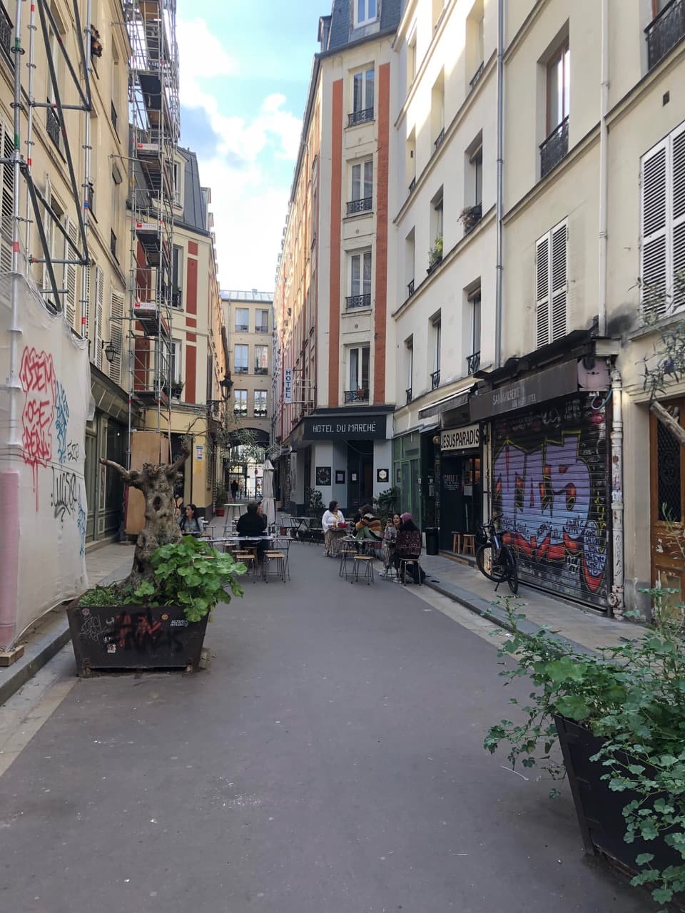 Angle de la rue Bouchardon et passage du Marché