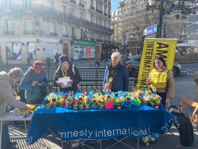Vente solidaire de fleurs par Amnesty International 
