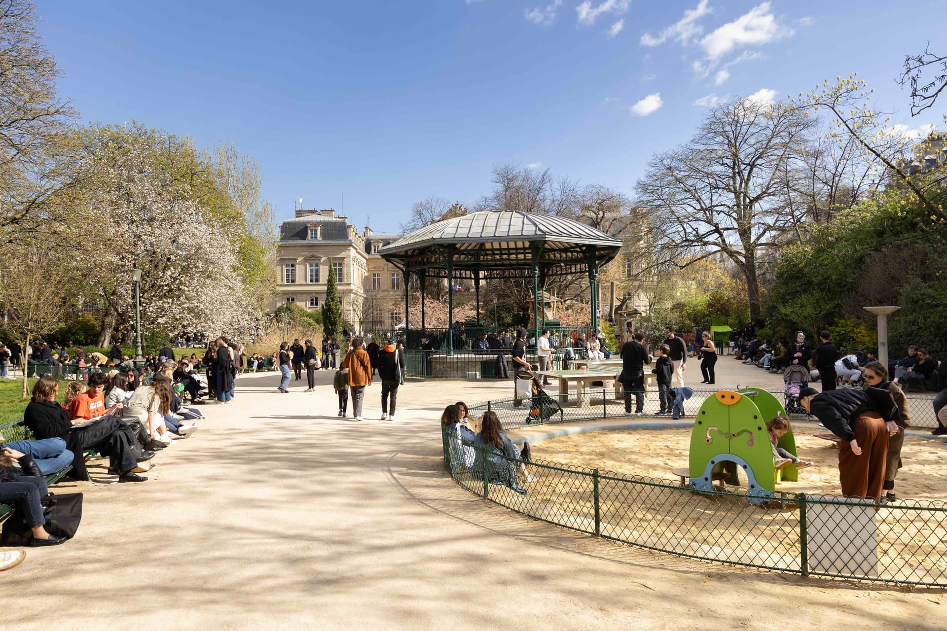 Kiosque en Fête au square du Temple – Elie Weisel